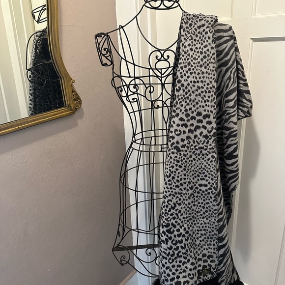 Fox Trim Animal Wrap - Picture 5 of 8